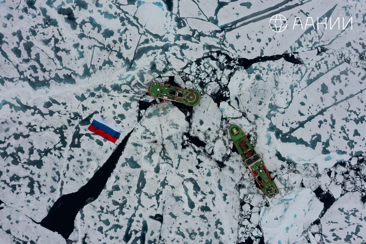 Гигантский флаг РФ развернули в Арктике