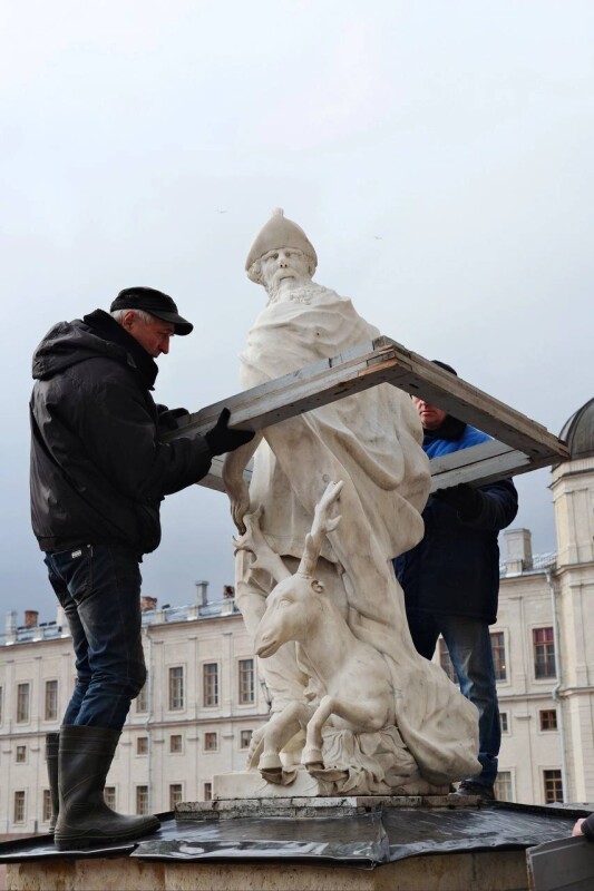 Скульптуры Гатчинского дворца укутали к холодам