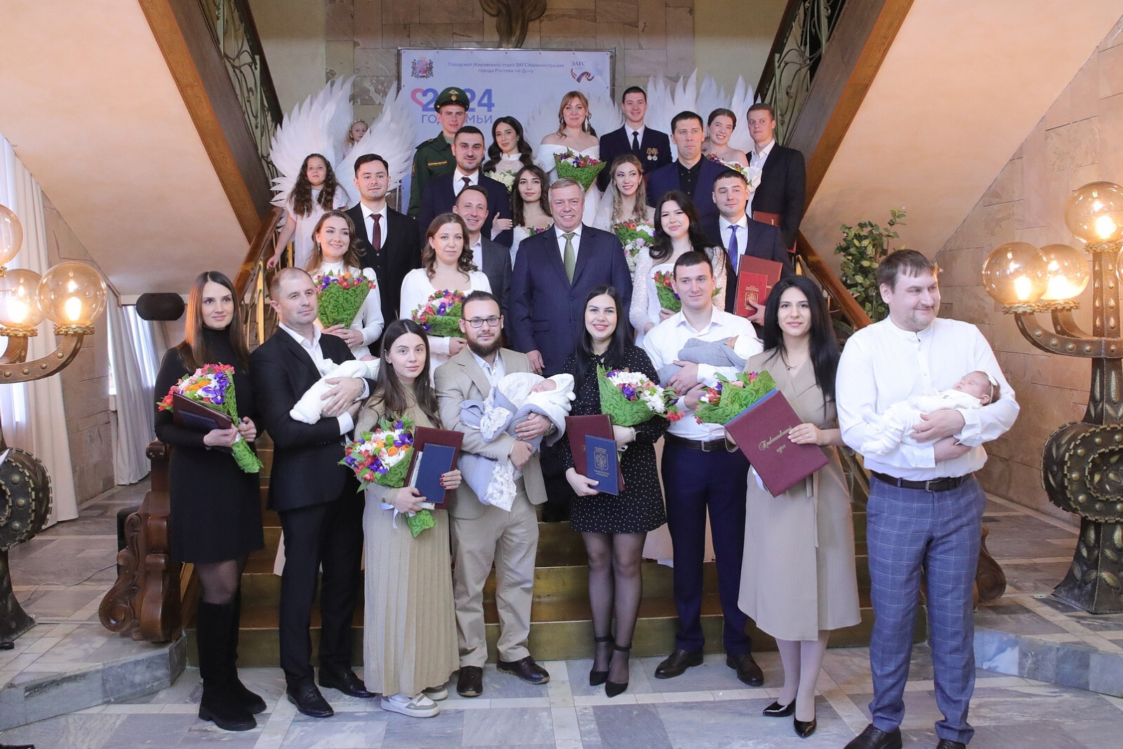 Многодетные семьи ежегодно получают награды и почетные звания. Фотографии пресс-службы губернатора Ростовской области