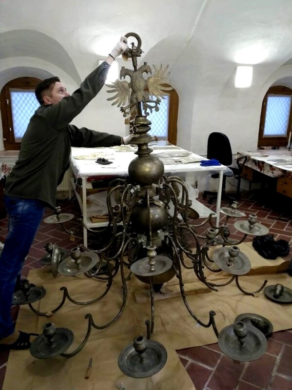 Светильник украшен двуглавым орлом и имеет 20 канделябров, расположенных двумя ярусами. © Фото: пресс-служба Кирилло-Белозерского музея-заповедника