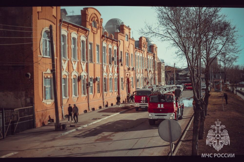 Возгорание кровли трехэтажного жилого дома ликвидировали в Астрахани. © Фото: пресс-служба ГУ МЧС России по Астраханской области