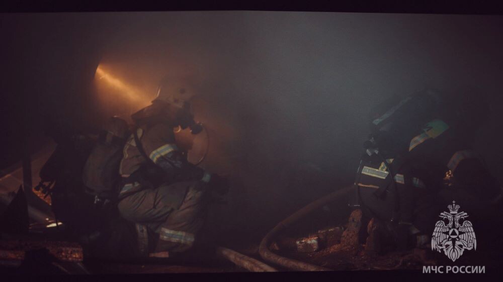 Открытое горение кровли жилого дома ликвидировали в Астрахани. © Фото: пресс-служба ГУ МЧС России по Астраханской области