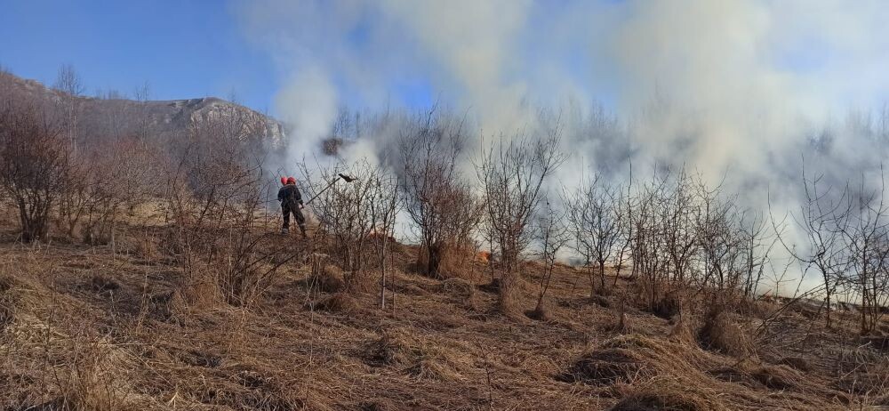 Основная причина природных пожаров - это неосторожное обращение с огнем. © Фото: пресс-служба ГКУ «Кубань-СПАС»