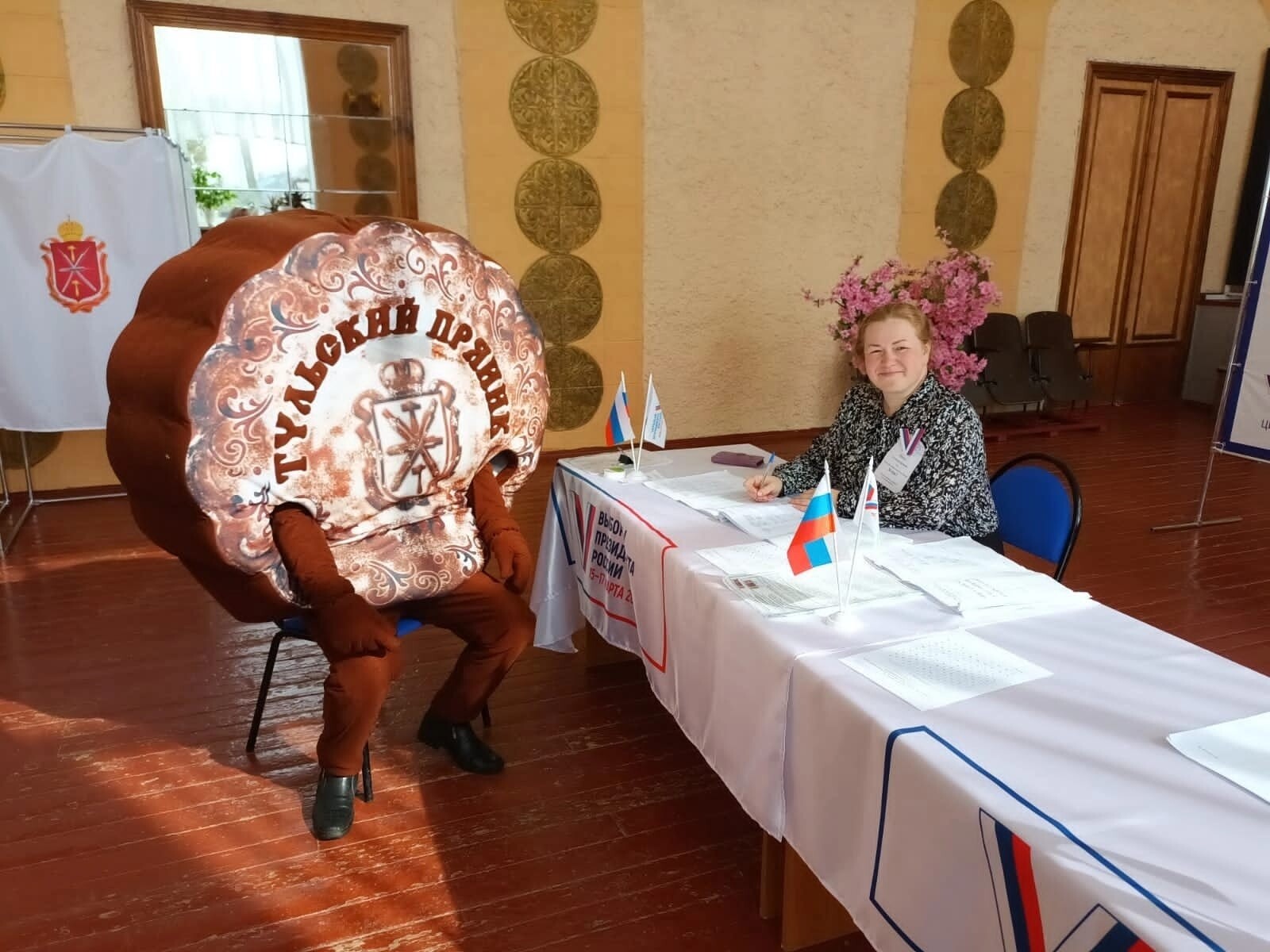 Избиратели в костюмах голосовали в Новомосковске. Фото пресс-службы избирательной комиссии Тульской области