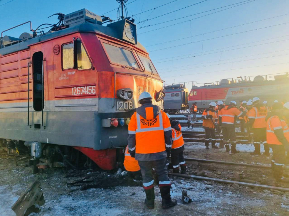 электровоз работающий при напряжении 3. кпд двигателя электровоза. сила тяги локомотива. тепловоз тэ3 при скорости 21. электровоз работающий при напряжении 3.