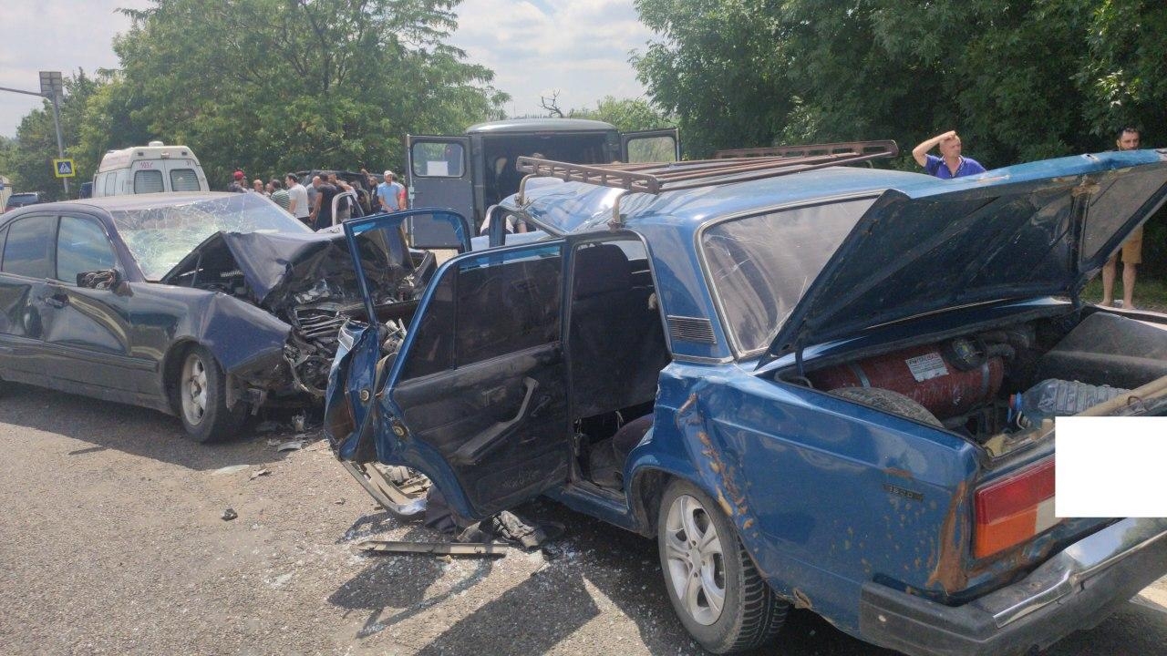 Семь человек пострадали, один погиб в автоаварии на Ставрополье