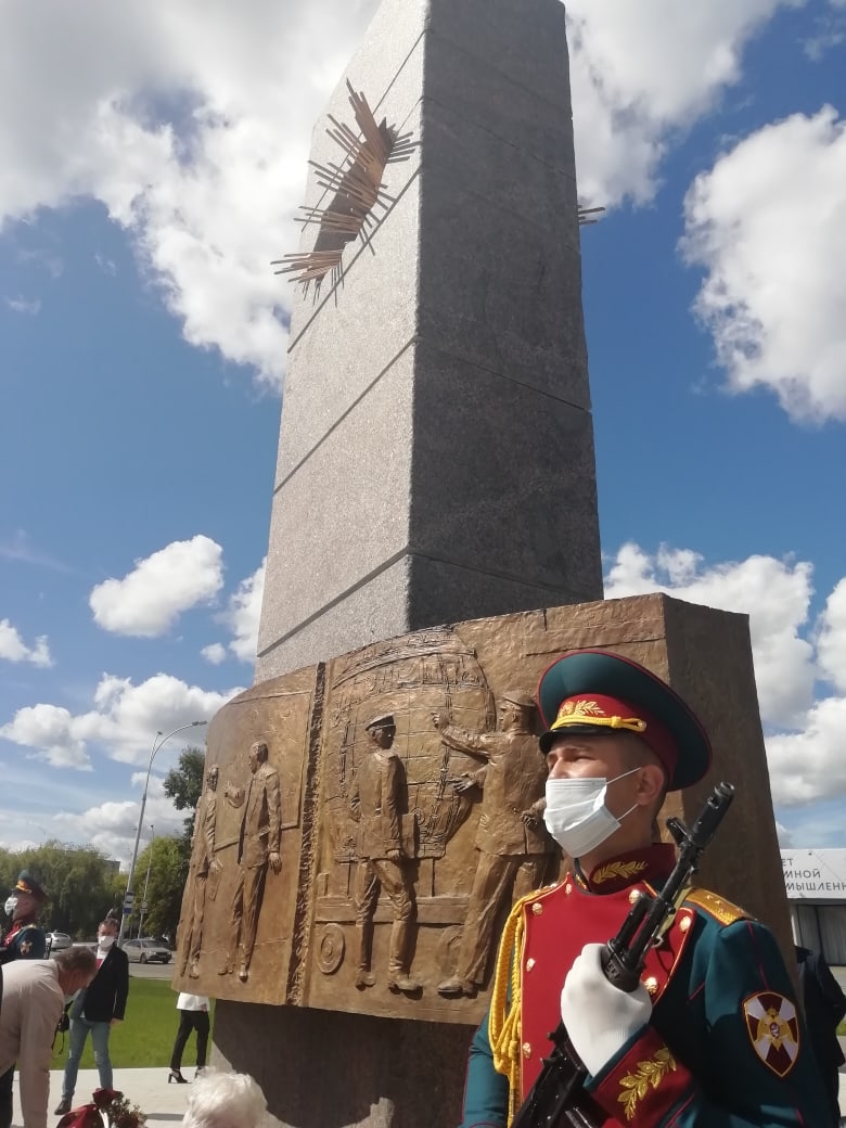 Памятник испытателям ядерного оружия открыт в Сарове
