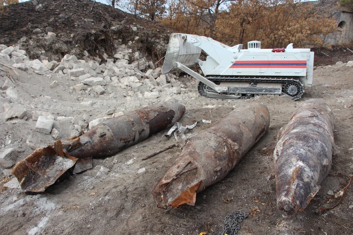 Крупнейший склад боеприпасов времен войны обнаружен при разминировании крепости в Крыму - МЧС