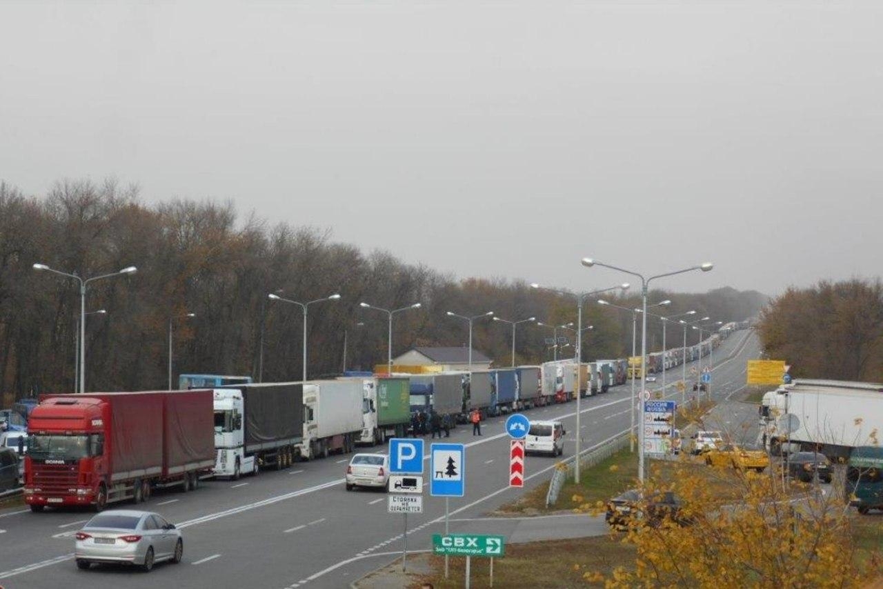 Очередь из грузовиков выстроилась на границе с Украиной в Белгородской области