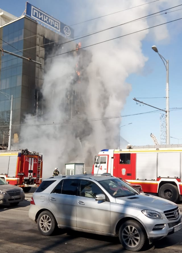 Здание офисного центра "Скала" горит в центре Самары