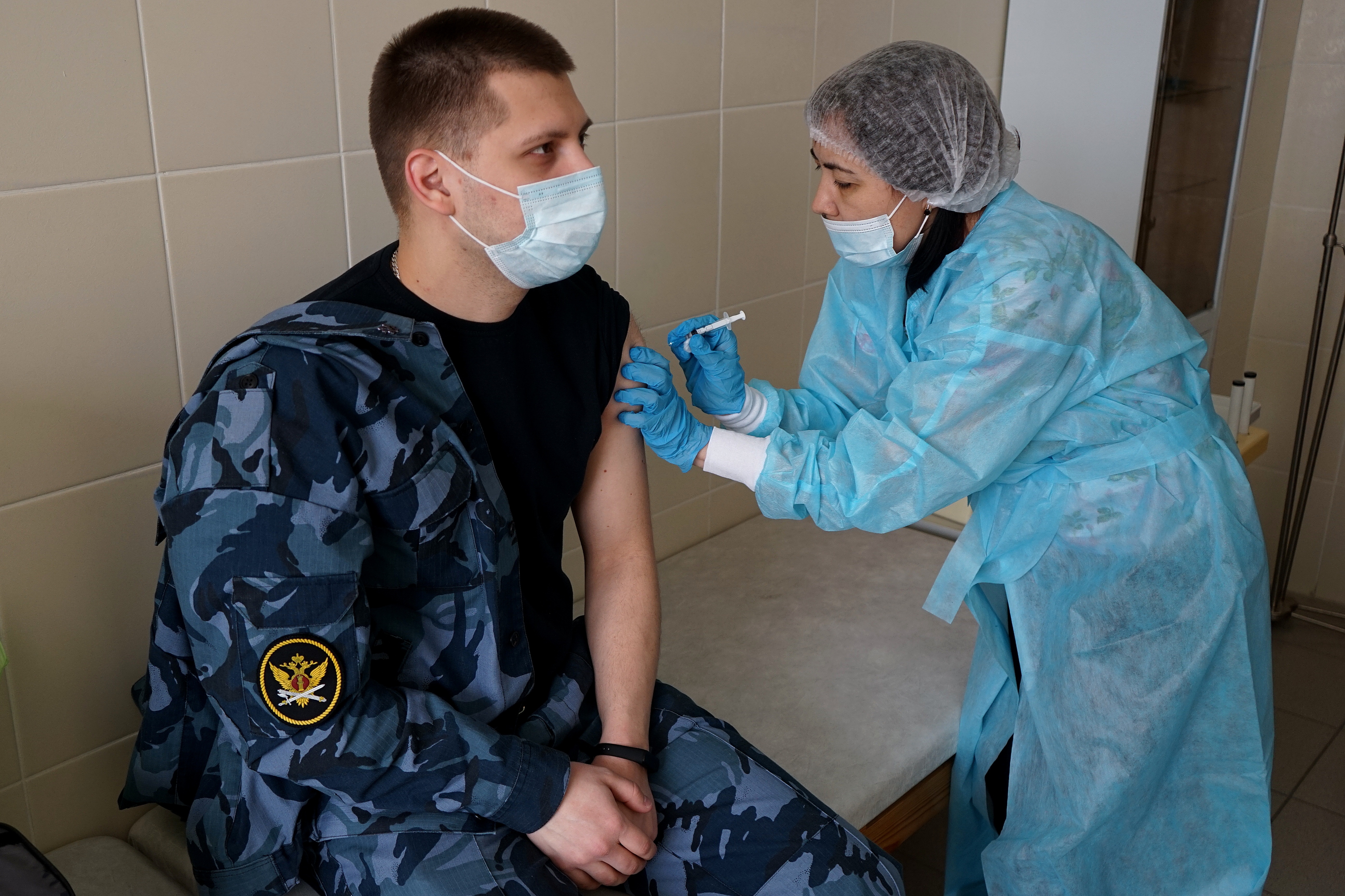 Сотрудники и осужденные учреждений ФСИН в Челябинской области начали прививаться от коронавируса
