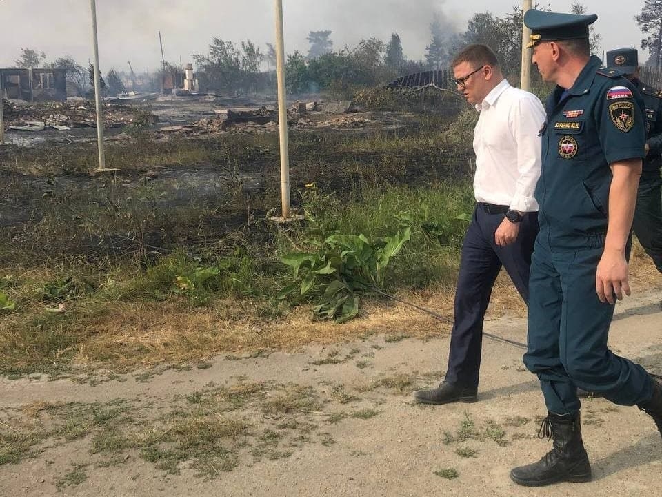 Жителям загоревшегося от природного пожара поселка в Челябинской области окажут адресную материальную помощь - власти