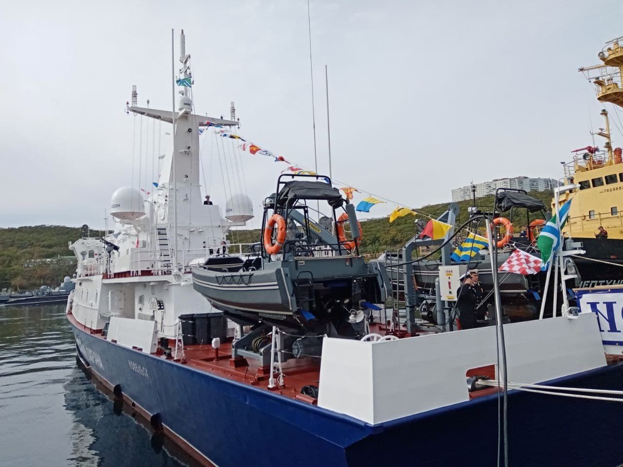 судно на мели в находке. краболов русь антей. пскр невельск 10410. контейнеровоз на мели в находке. находка (приморский край) порт бамр.