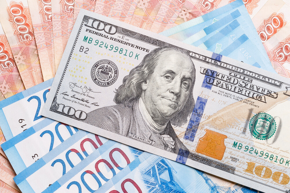 Стоит ли переводить рубли в валюту