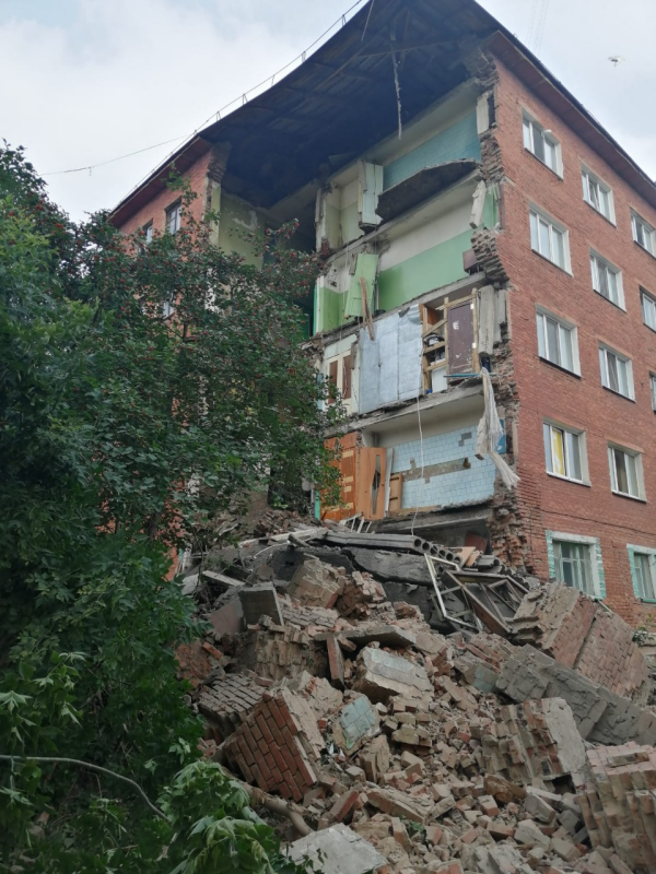 Стена многоквартирного дома обрушилась в Омске