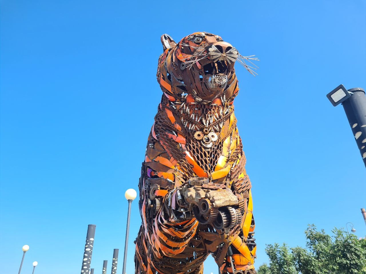 Скульптуру тигра, сделанную из поднятого с морского дна лома, установили во Владивостоке
