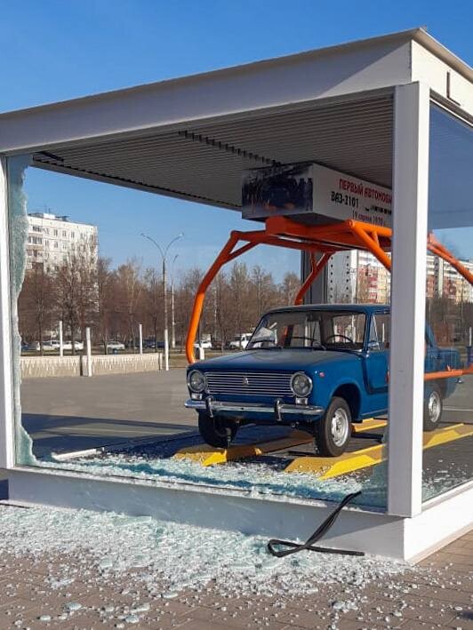 Павильон с копией первого ВАЗ 2101 повредили в Тольятти, подозреваемый задержан