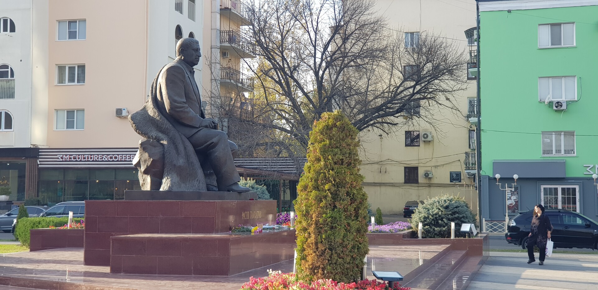 Памятник Расулу Гамзатову перед зданием Русского театра