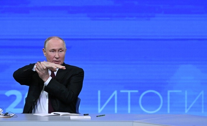 Президент РФ Владимир Путин проводит совместную "прямую линию" с гражданами и большую пресс-конференцию с журналистами в Гостином дворе