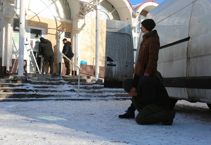 Родственники оплакивают близкого, погибшего в результате обстрела ВСУ рынка в Кировском районе Донецка