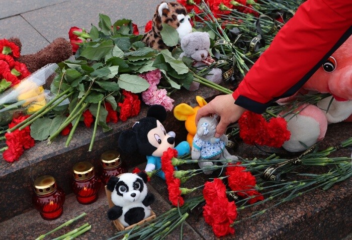 Житель Белгорода оставляет у мемориала игрушку в память о погибших после обстрела ВСУ в Белгороде