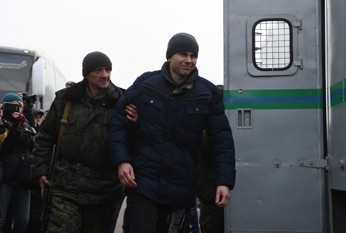 Пленного украинского военного готовят к транспортировке для обмена. Фото