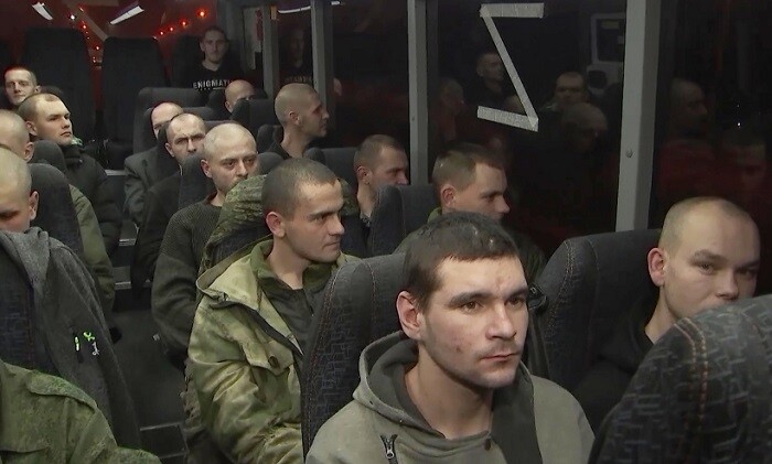 Российские военнослужащие, находившиеся в украинском плену, возвращаются на Родину