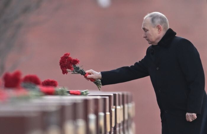 Путин возлагает цветы на могилу неизвестного солдата