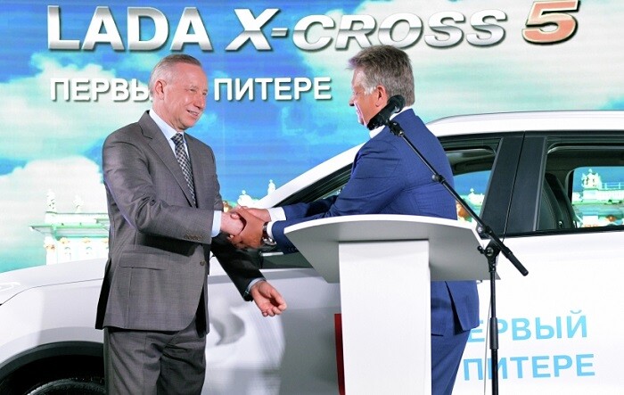Церемония выпуска первого автомобиля Lada X-Cross 5 на площадке бывшего завода Nissan в Петербурге
