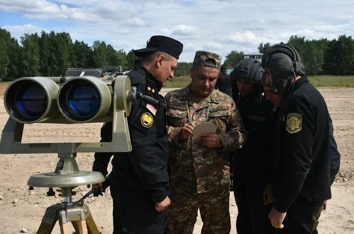 Военнослужащие Армении во время пристрелки штатного вооружения танка Т-72Б3 на военном полигоне Алабино в Московской области