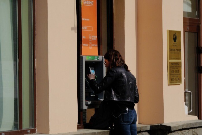 Мошенники могут попросить отправить им деньги через банкомат. Фото