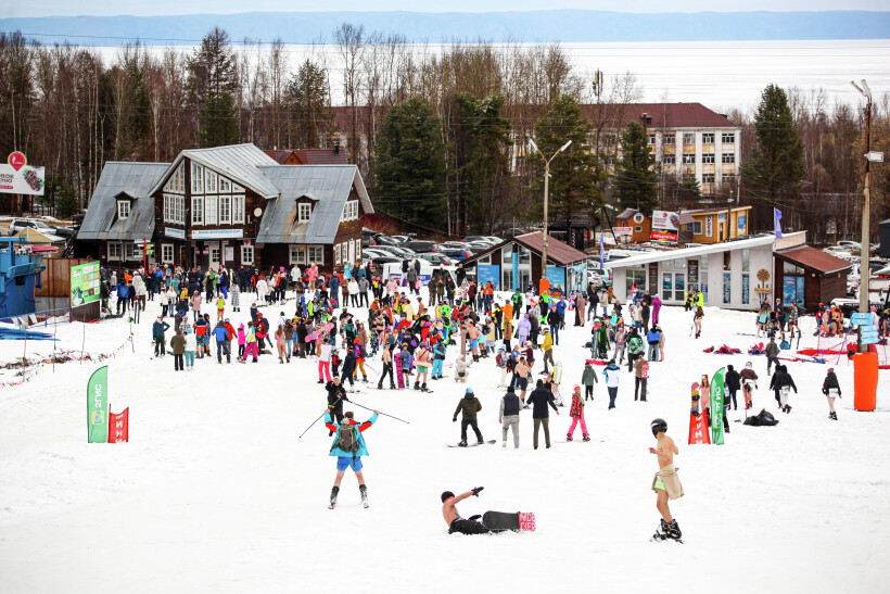 Покататься на лыжах или сноуборде с видом на Байкал можно с Горы Соболиной. Фото
