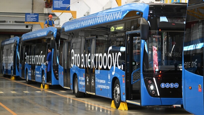 Новые электробусы "КАМАЗа" в цехе Сокольнического вагоноремонтно-строительного завода в Москве. Фото