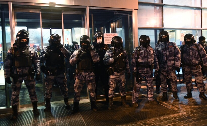 Сотрудники полиции в международном аэропорту Внуково в Москве ждут прибытия Навального из Германии. Фото
