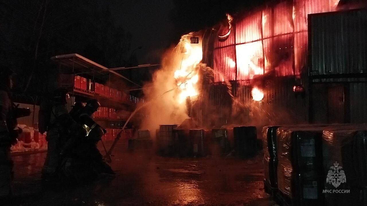 Площадь пожара в производственном здании в Ижевске за несколько часов выросла до 3,5 тыс. кв. метров. Фото