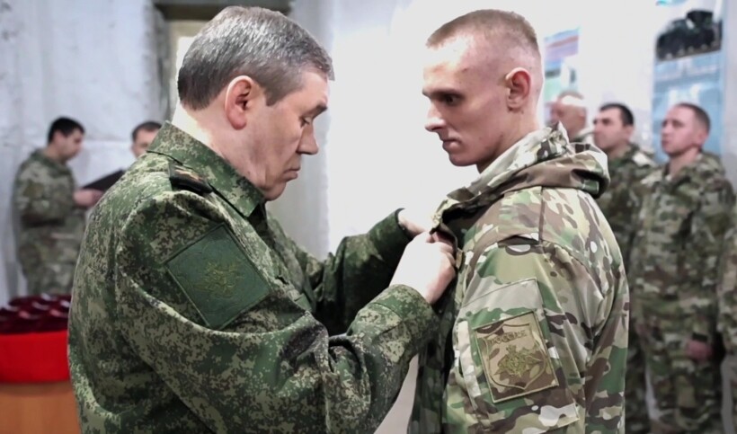 Начальник Генерального штаба ВС генерал армии Валерий Герасимов вручает государственные награды военнослужащим, отличившимся при освобождении Авдеевки. Фото