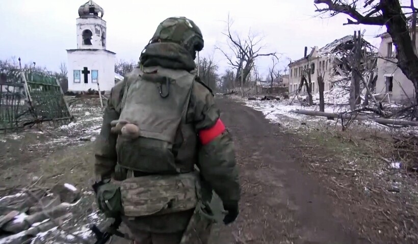 Военнослужащие ВС РФ осматривают покинутые позиции ВСУ в Авдеевке. Фото