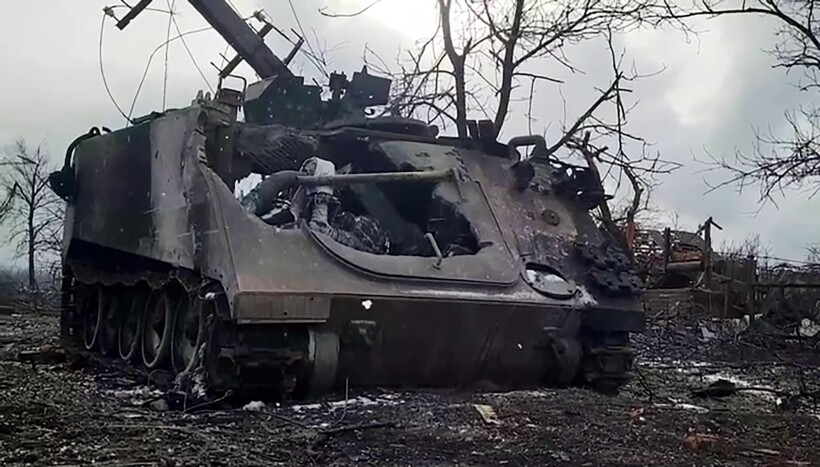 Американский бронетранспортер М113, брошенный украинскими военными в освобожденной Авдеевке. Фото