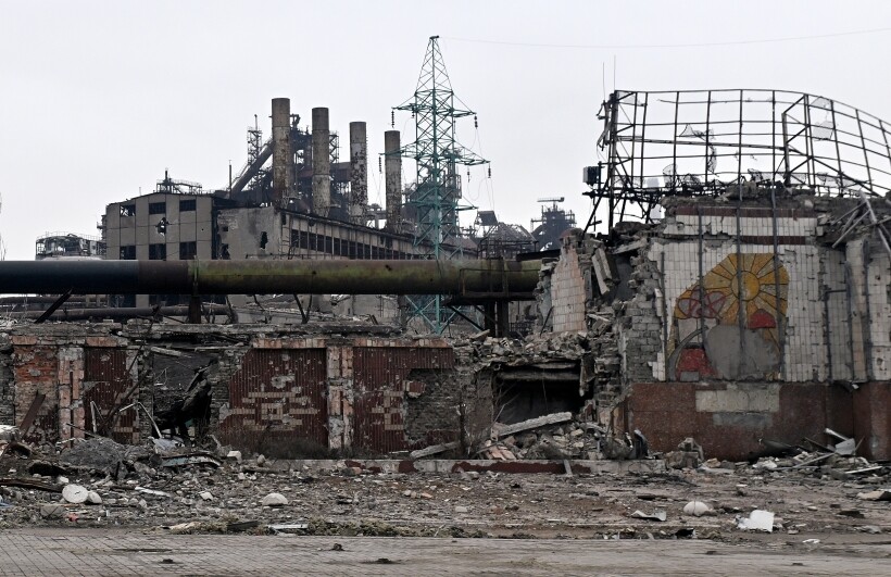 Руины на территории металлургического комбината "Азовсталь" в Мариуполе. Фото