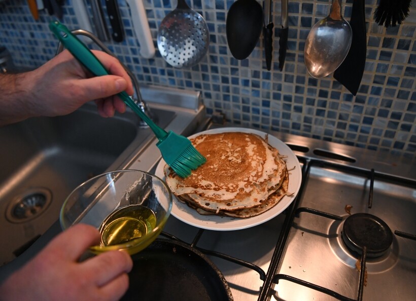 Если в тесто уже добавлено растительное масло, смазывать им сковороду перед каждым блином не обязательно. Фото