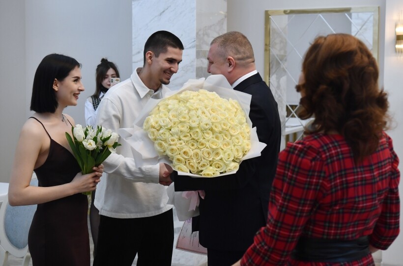 Флорист рассказала, какие цветы дарить на свадьбу. Фото