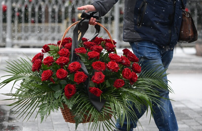 На прощание все чаще приносят красные розы. Фото