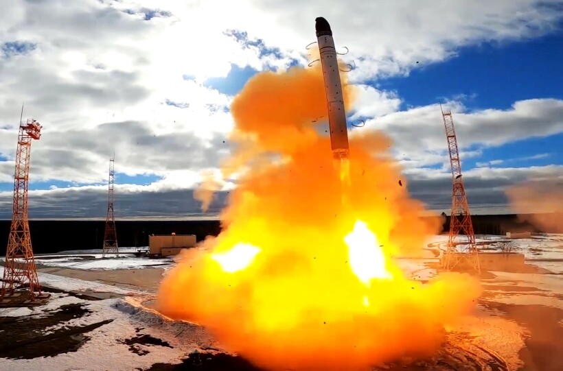 Запуск межконтинентальной баллистической ракеты стационарного базирования "Сармат" с космодрома Плесецк. Фото