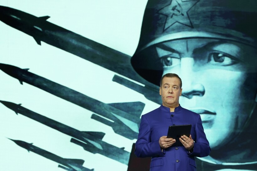 Замглавы Совбеза РФ Дмитрий Медведев считает переговоры германских официальных лиц свидетельством подготовки ФРГ к войне с Россией. Фото