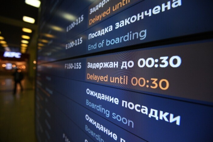 Время вылета отображается на электронном табло в аэропорту. Фото