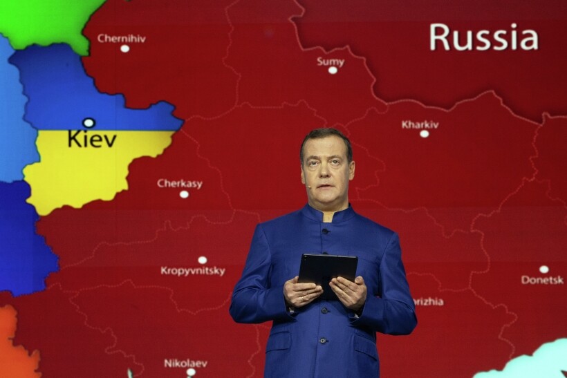 Зампред Совбеза РФ Дмитрий Медведев считает, что переговоры будут возможны только с новыми руководителями Украины. Фото