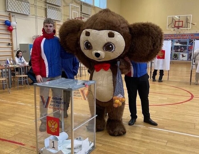 Избиратель в Югорске пришел голосовать в костюме Чебурашки. Фото