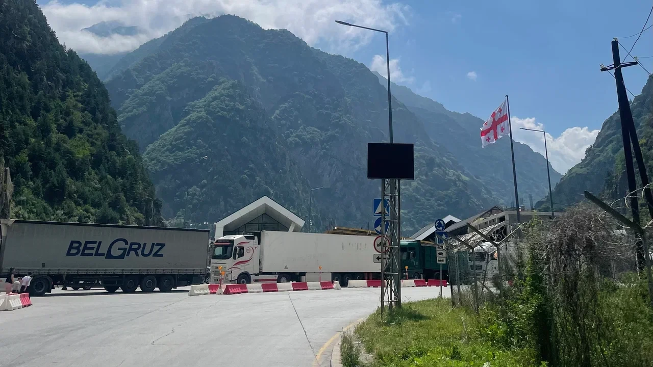 500 грузовиков стоят в очереди на границе РФ и Грузии в Северной Осетии. Фото "Интерфакса"