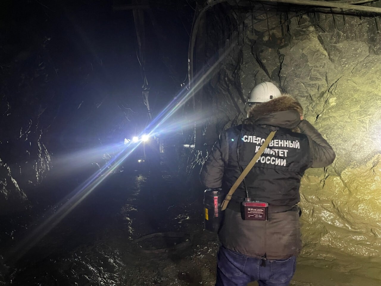 Шахту на руднике в Приамурье после обрушения дополнительно вентилируют. Фото