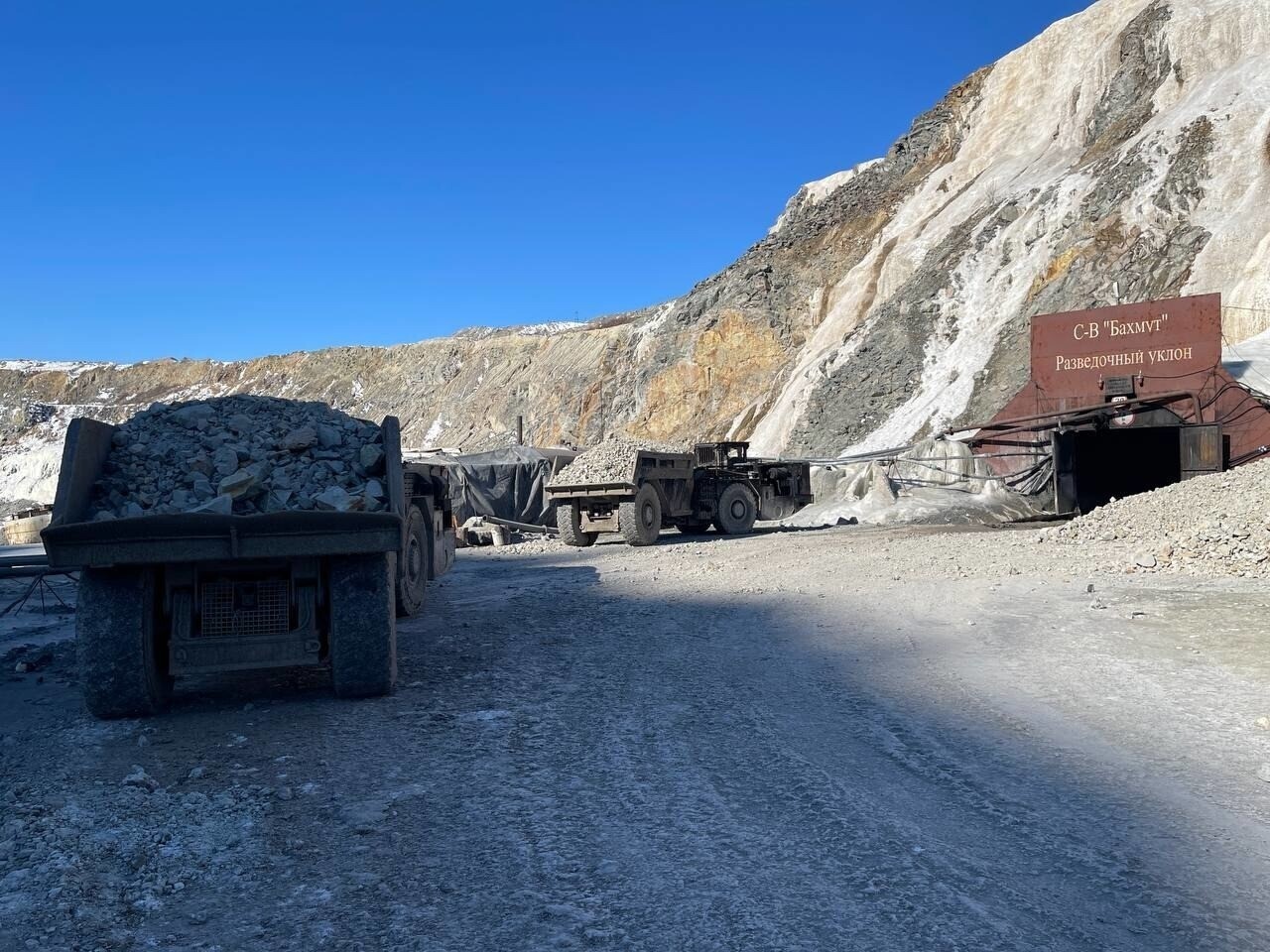 Горноспасатели вывезли из рудника порядка 3 тыс. кубометров грунта. Фото
